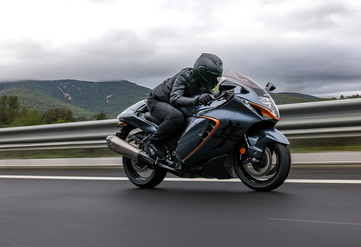 Pilote en équipement complet sur une Suzuki