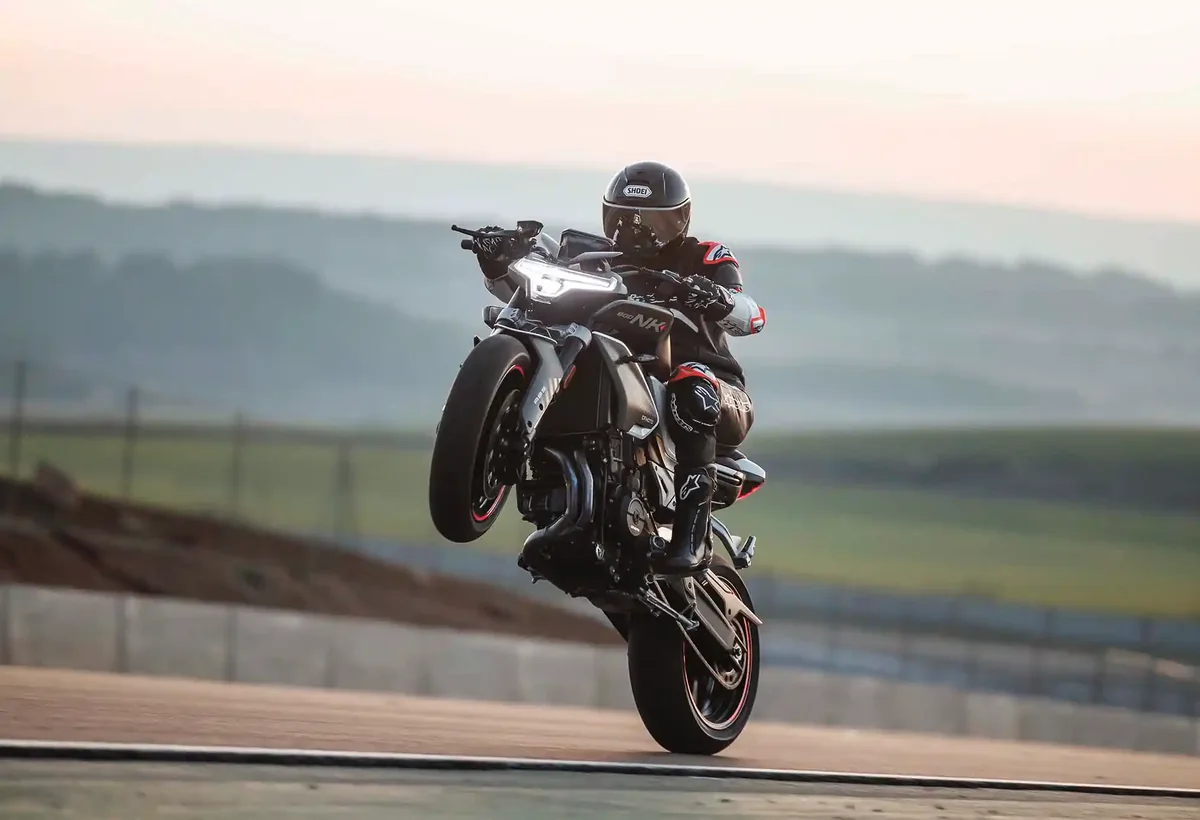 Roadster CFMOTO en action sur circuit