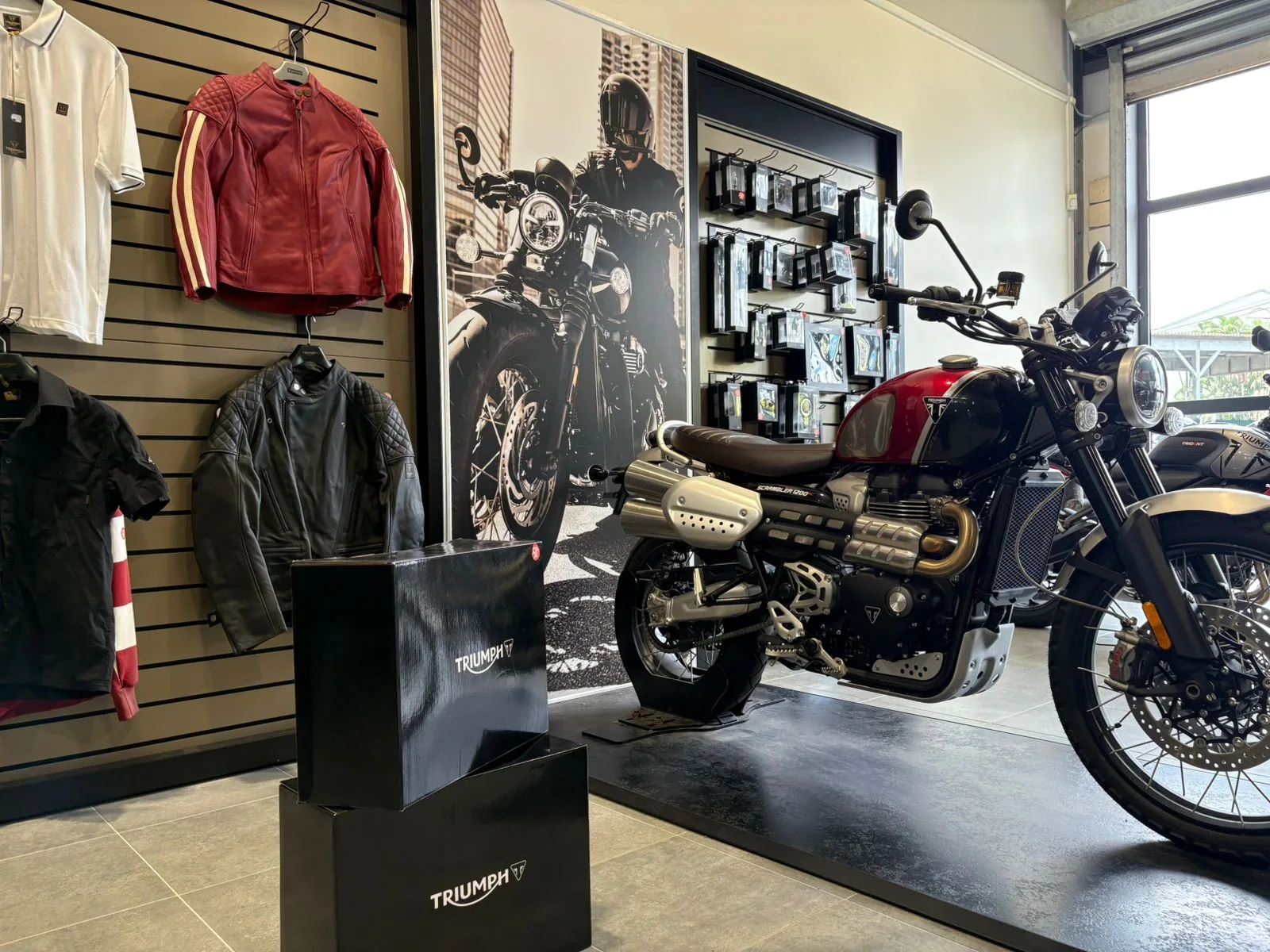 Coin équipement du showroom Power Zone : blousons et accessoires Triumph, Scrambler 1200