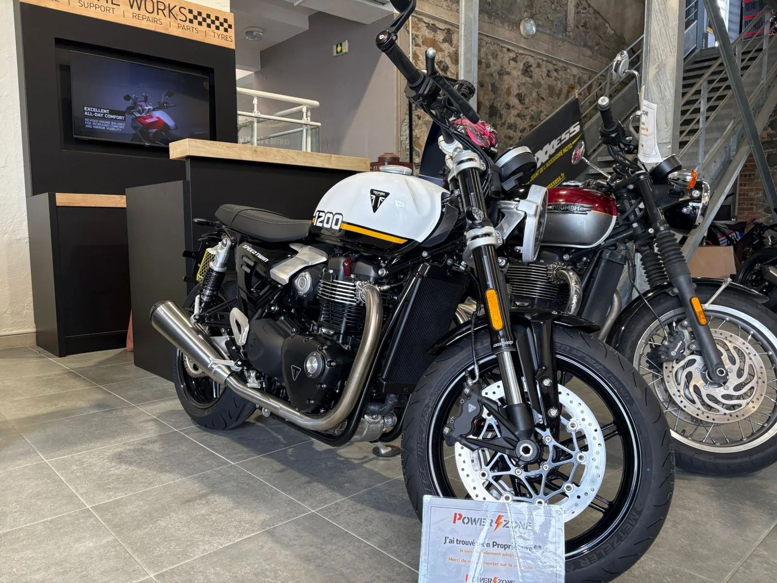 Triumph Speed Twin exposée dans le showroom Power Zone au Lamentin