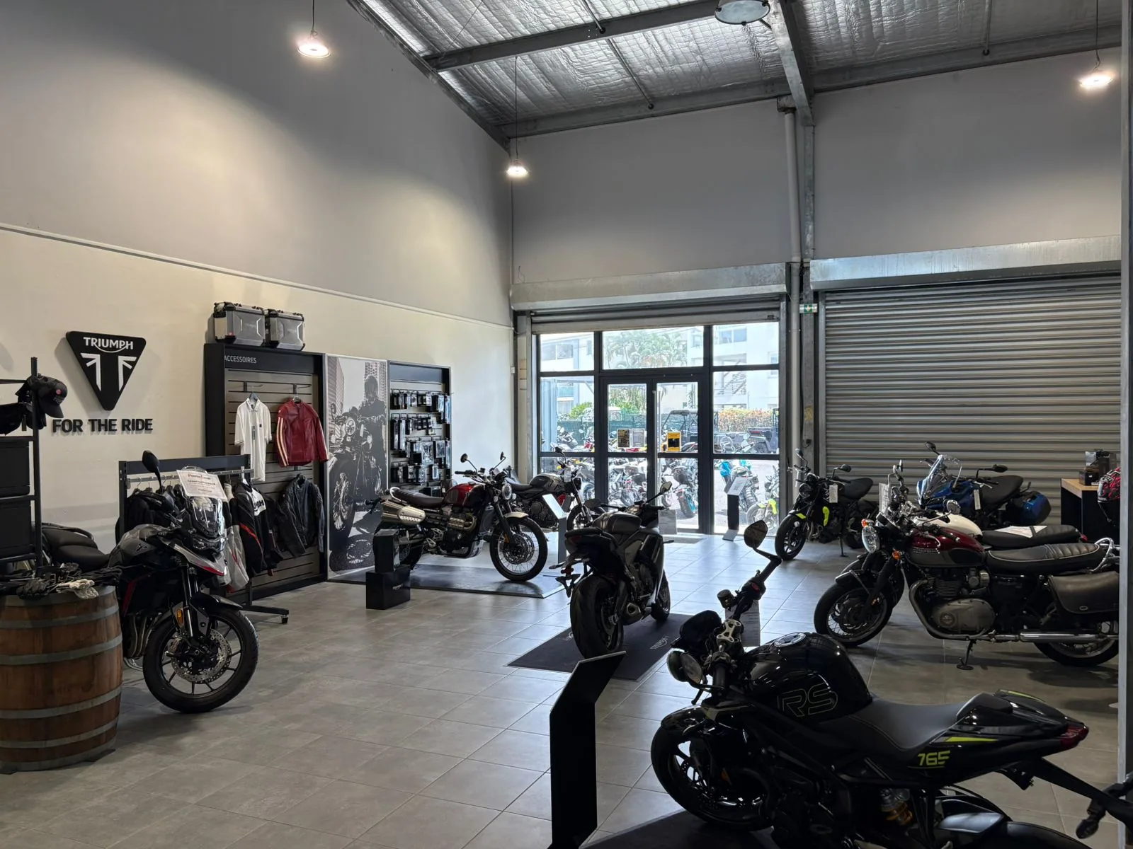 Le showroom Power Zone au Lamentin, motos exposées sous la verrière